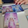 Karty harmonizujace czakry 2 Karty harmonizujące czakry - 49 kart z afirmacjami + książeczka: jak pracować z kartami, wizualizacje, ćwiczenia oraz kody QR do nagranych afirmacji.